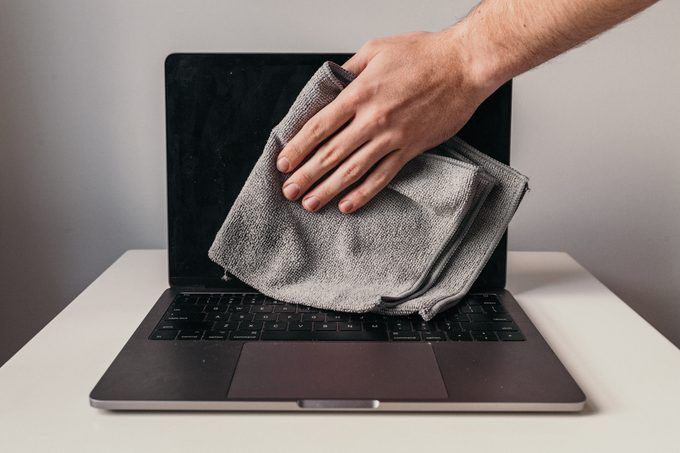 Cách xử lý màn hình laptop bị vô nước nhanh chóng tại nhà