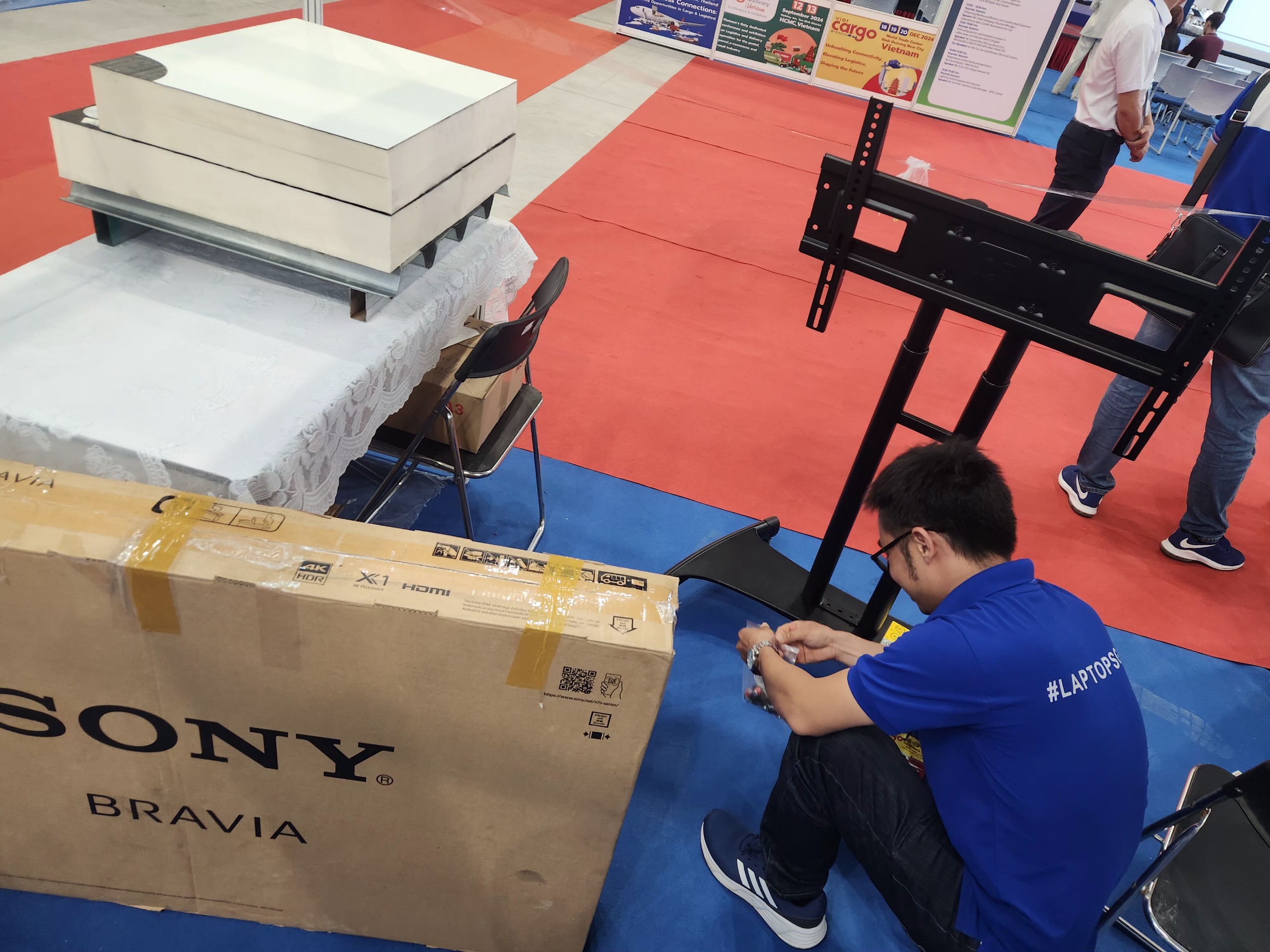 Laptop SGN chuyên cho thuê Tivi Quận 7 phục vụ triển lãm SECC. Đa dạng Smart Tivi 43-85 inch, hình ảnh 4K sắc nét. Giao lắp thần tốc 2h,