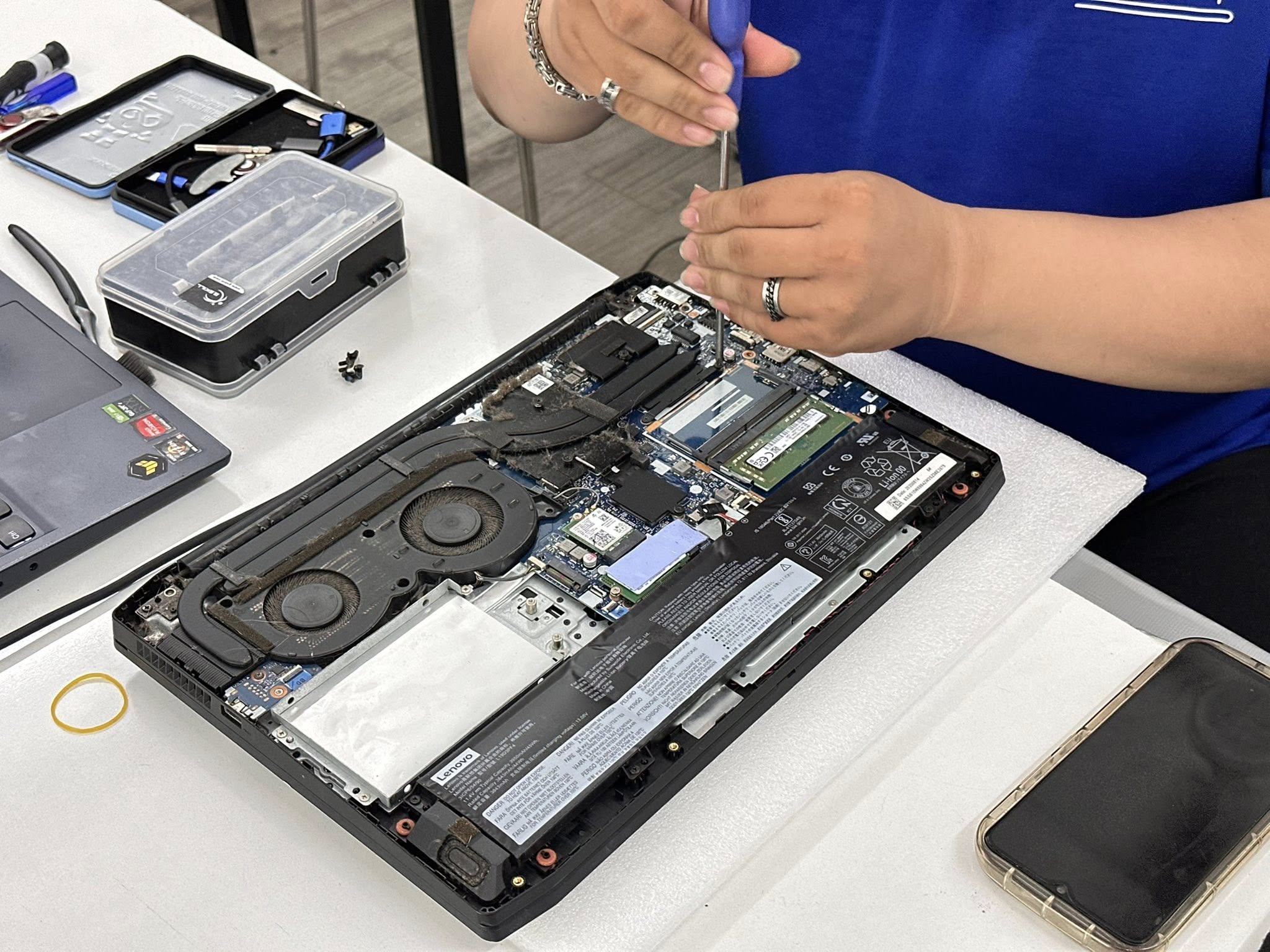 Dịch vụ vệ sinh laptop tra keo tản nhiệt đồng giá 100K lấy ngay tại TPHCM