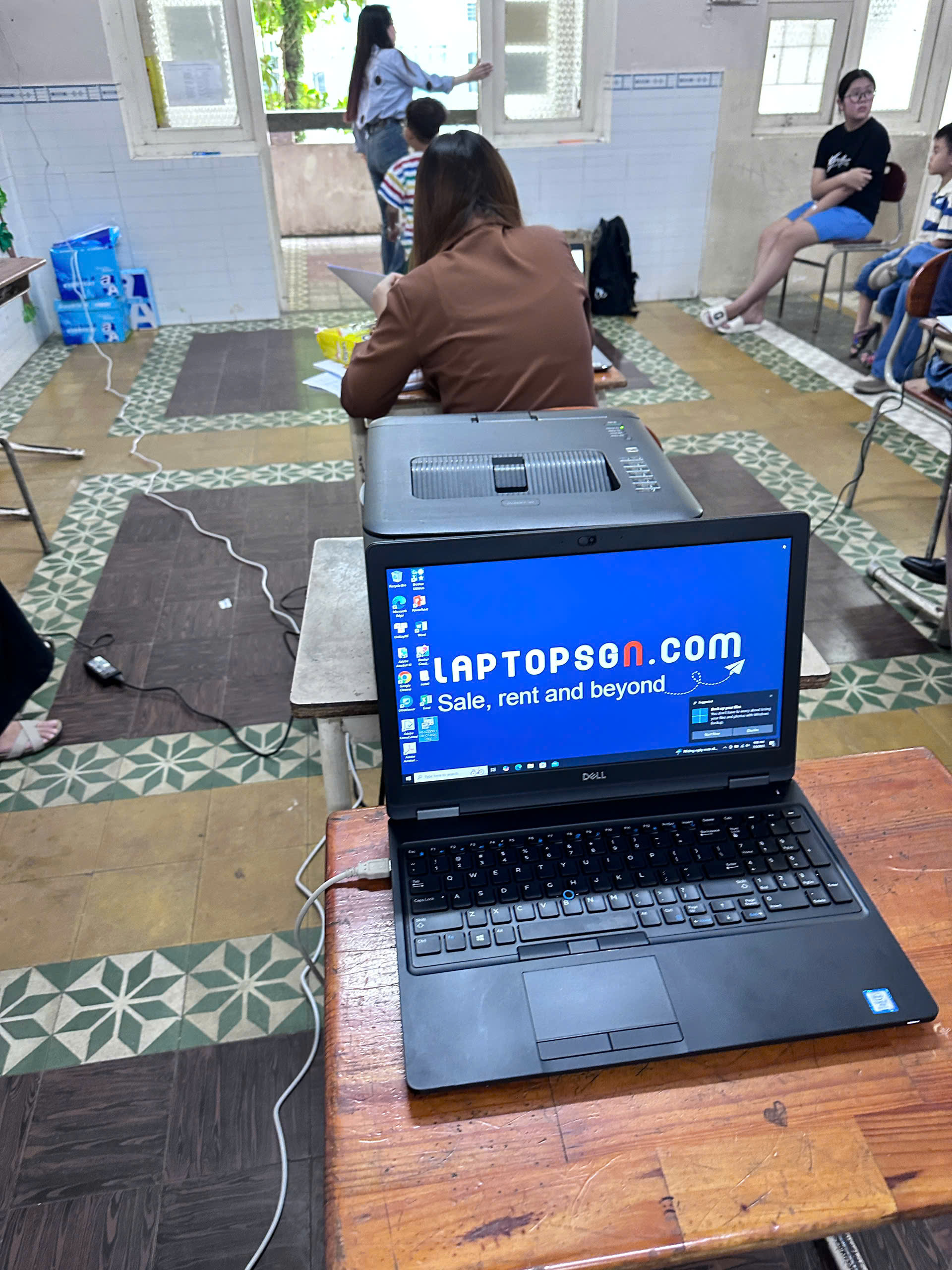 Thuê laptop sinh viên: giải pháp tiết kiệm khi chưa đủ tiền mua máy mới