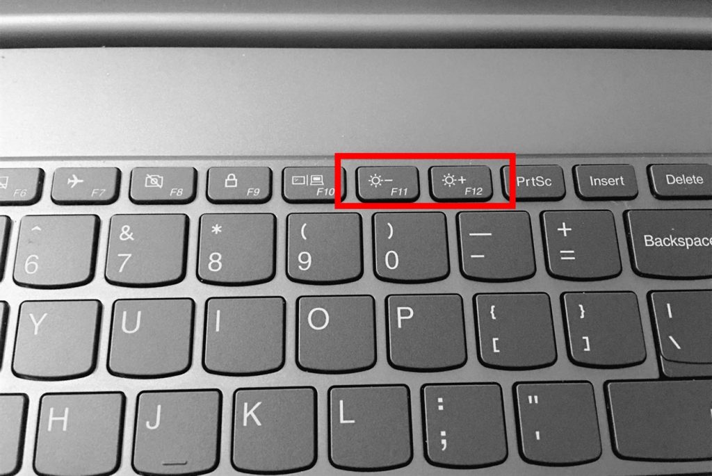 Màn hình laptop lúc sáng lúc tối? Nguyên nhân và cách xử lý hiệu quả