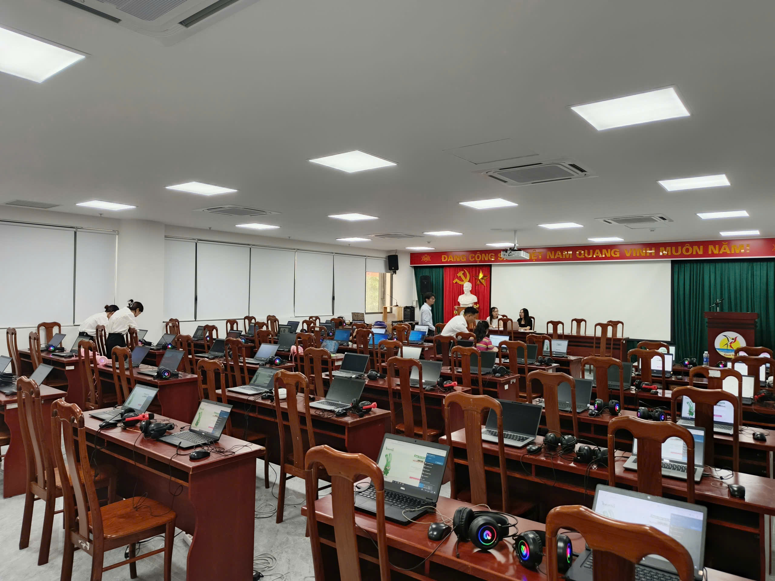 Cho thuê laptop số lượng lớn phục vụ doanh nghiệp