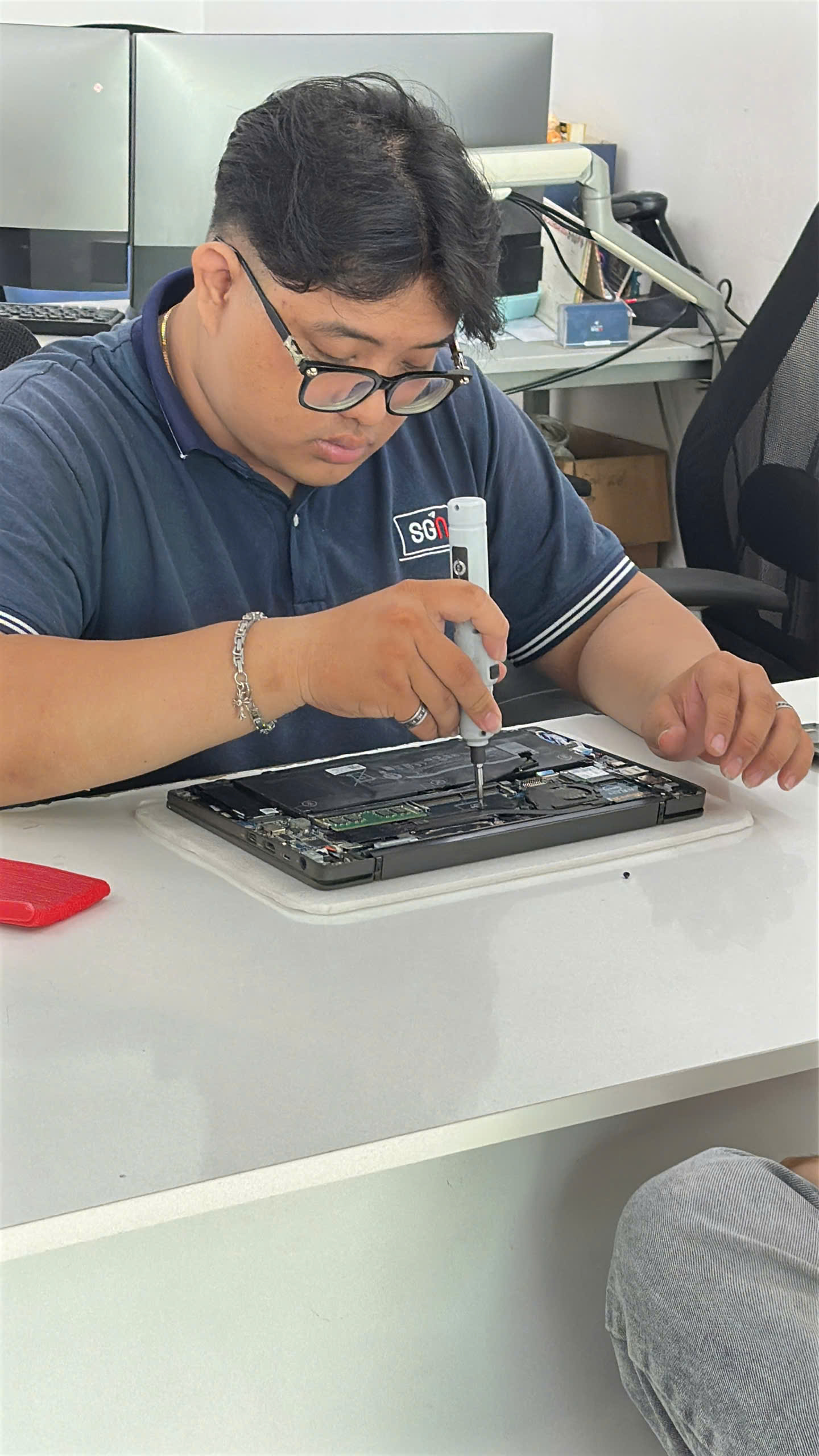 Kỹ thuật viên nâng cấp RAM SSD laptop tại TP.HCM