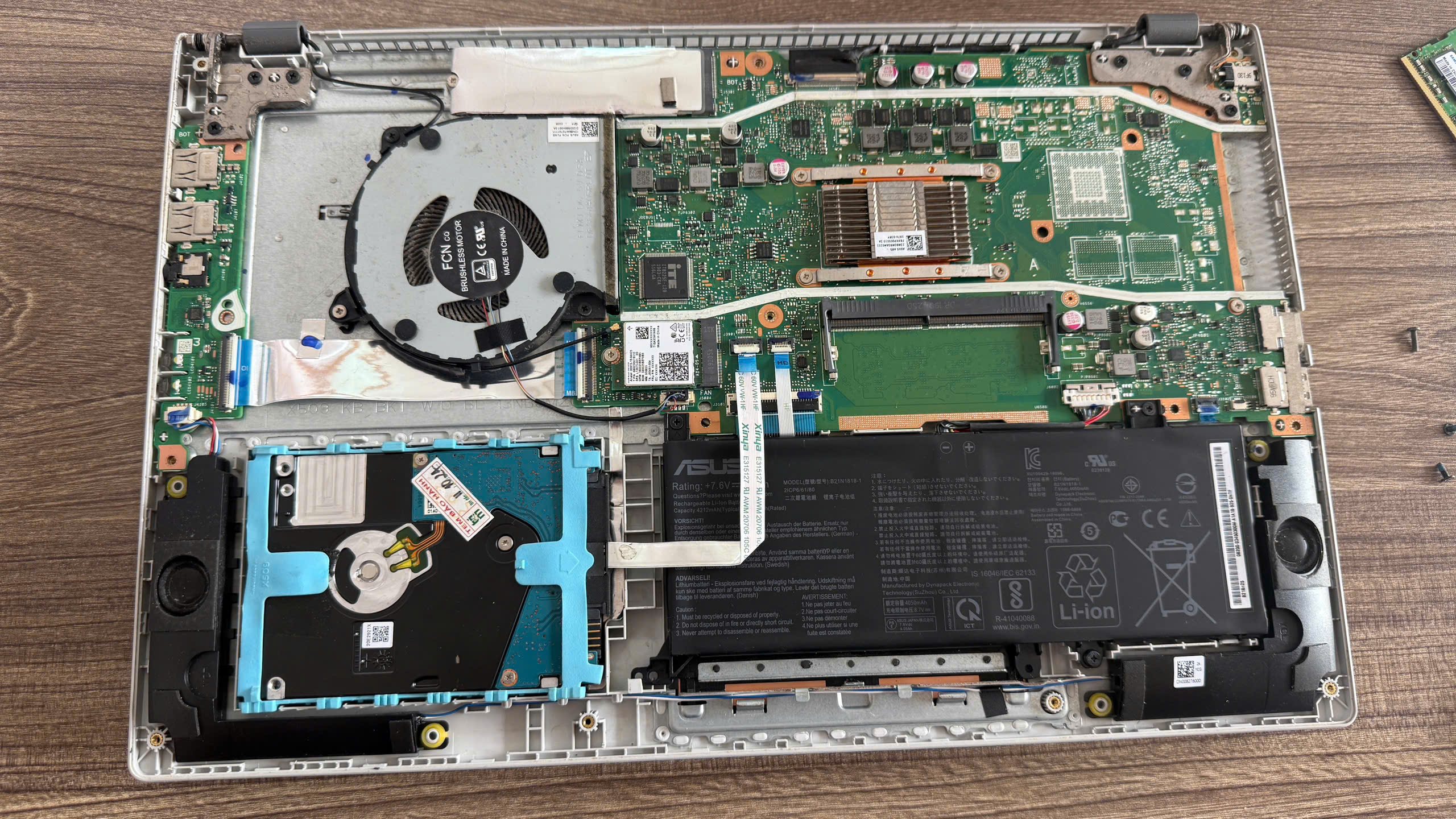 Vệ sinh laptop và tra keo tản nhiệt tại Laptop SGN