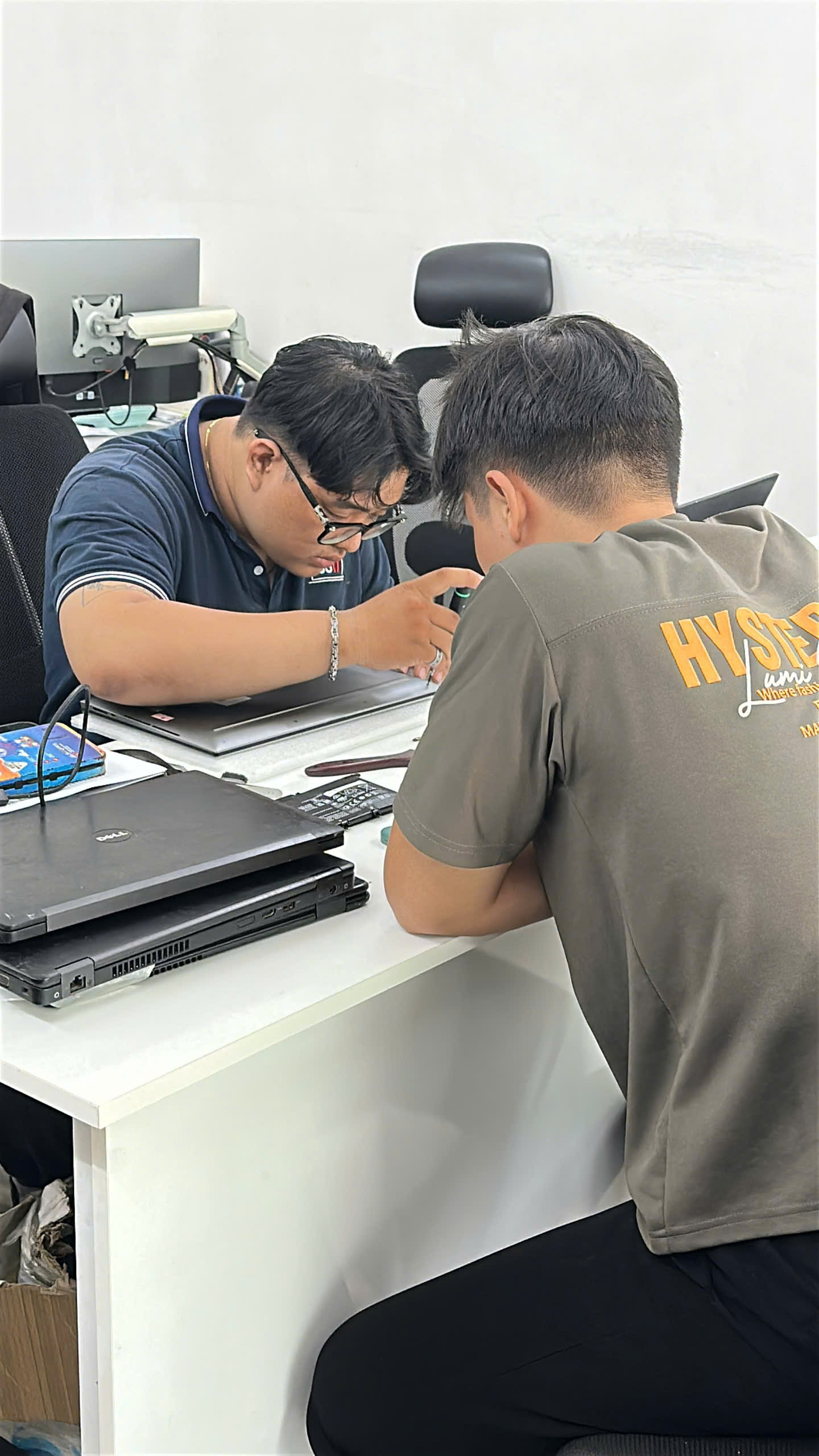 Vệ sinh laptop và tra keo tản nhiệt tại Laptop SGN