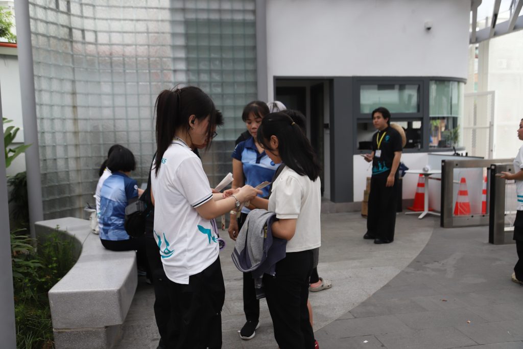 Khách hàng chờ để checkin thủ công