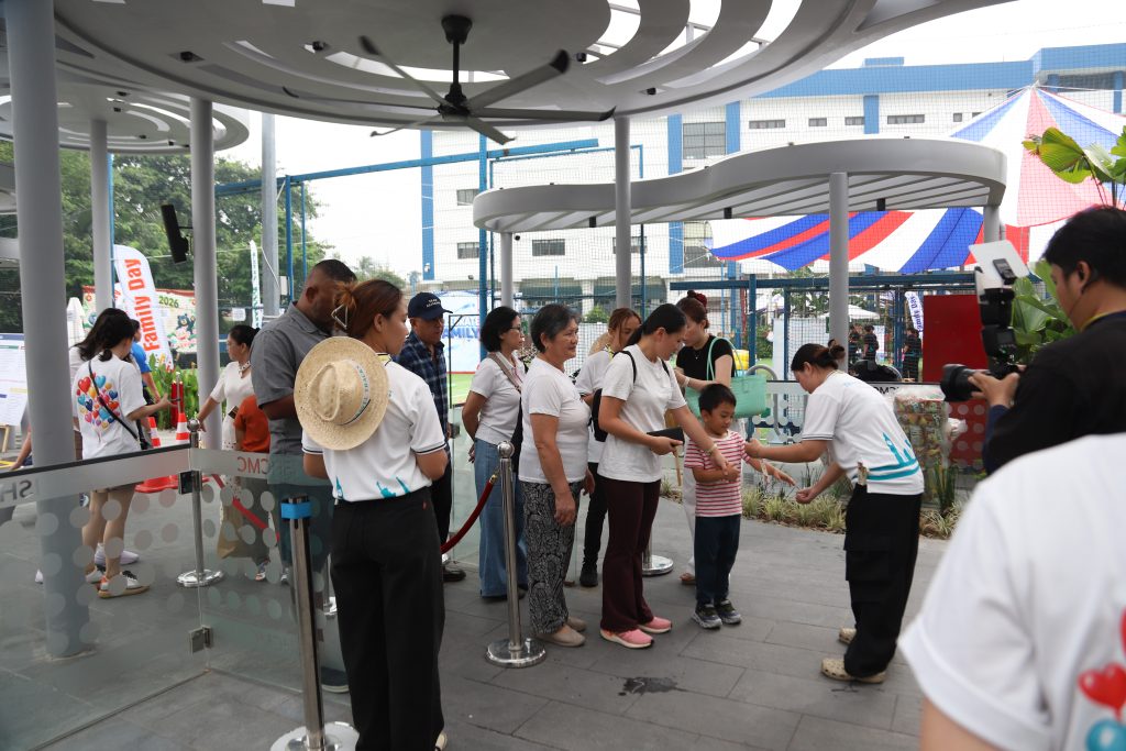 Khách mời xếp hàng check-in tại sự kiện