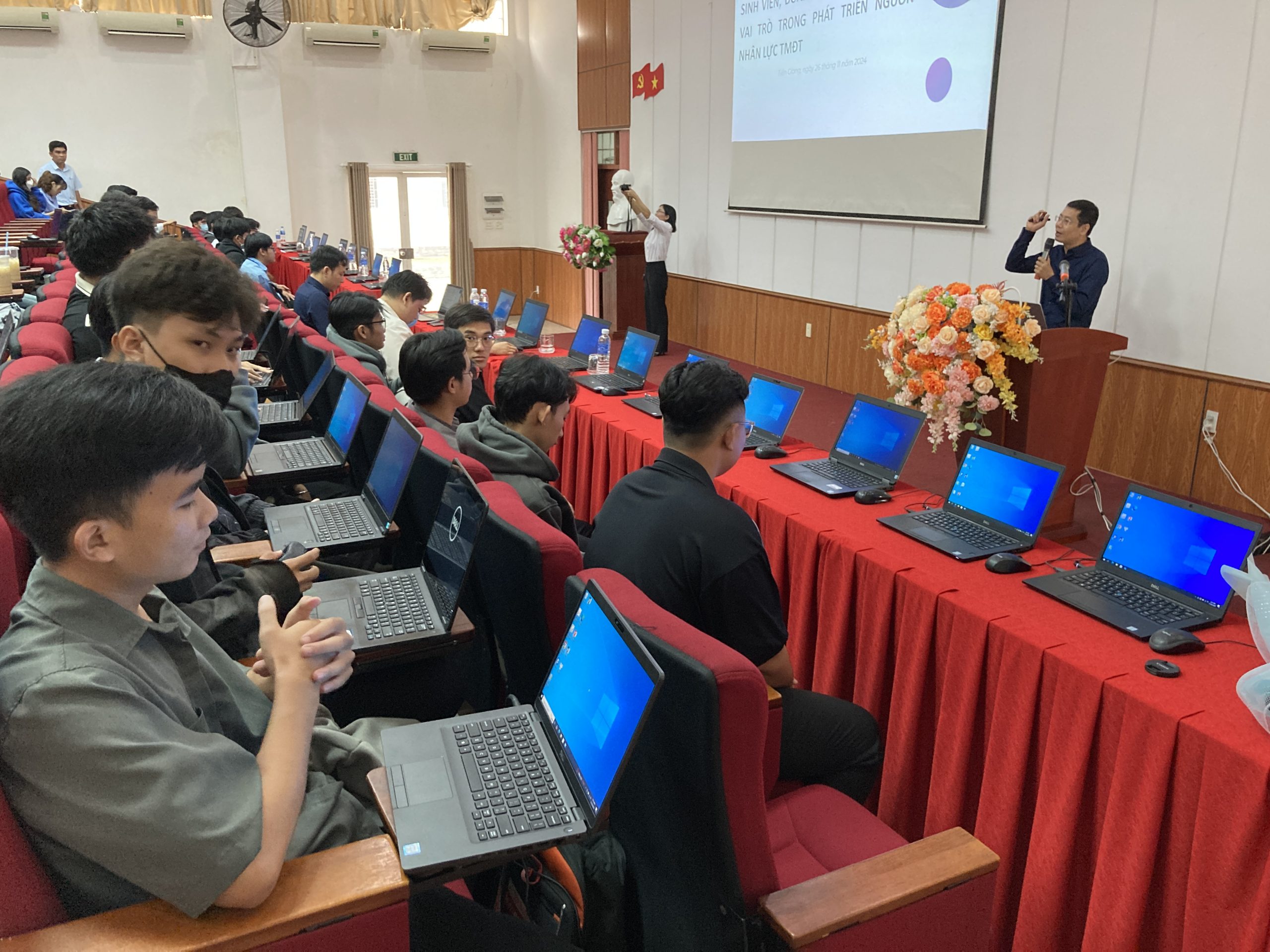 Học sinh có thuê laptop được không?